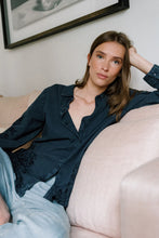 Load image into Gallery viewer, Indi &amp; Cold Embroidered jersey shirt Marino
