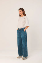 Load image into Gallery viewer, Indi &amp; Cold Cargo pocket jean Indigo Mid Wash
