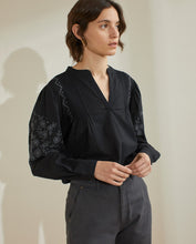 Load image into Gallery viewer, Yerse Embroidered sleeve poplin shirt Black
