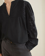 Load image into Gallery viewer, Yerse Embroidered sleeve poplin shirt Black
