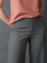 Load image into Gallery viewer, Indi &amp; Cold James Houndstooth jaquard Tricot cropped trouser Grey and Black
