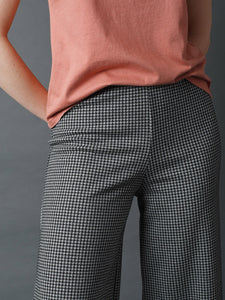Indi & Cold James Houndstooth jaquard Tricot cropped trouser Grey and Black
